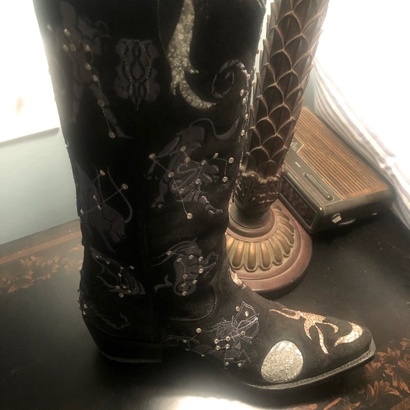 Beautiful zodiac boots. Rare! - Picture 2 of 4